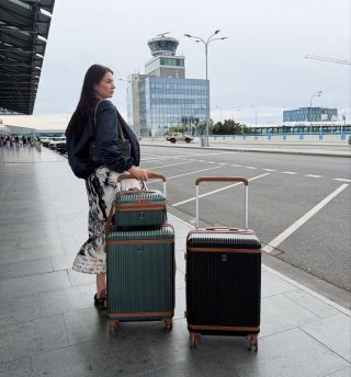 ✨NAPOLI — když cestování znamená styl✨ Naše prémiová kolekce kufrů s ikonickým širokým madlem přináší maximální komfort a...